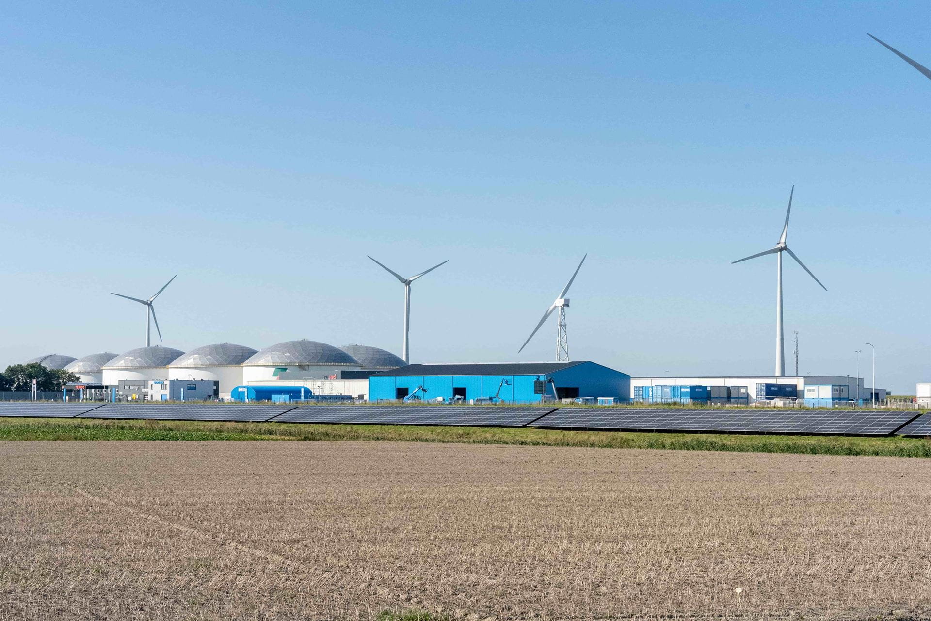 Windmolens op een rij bij een bedrijf Windmolens op een rij bij een bedrijf
