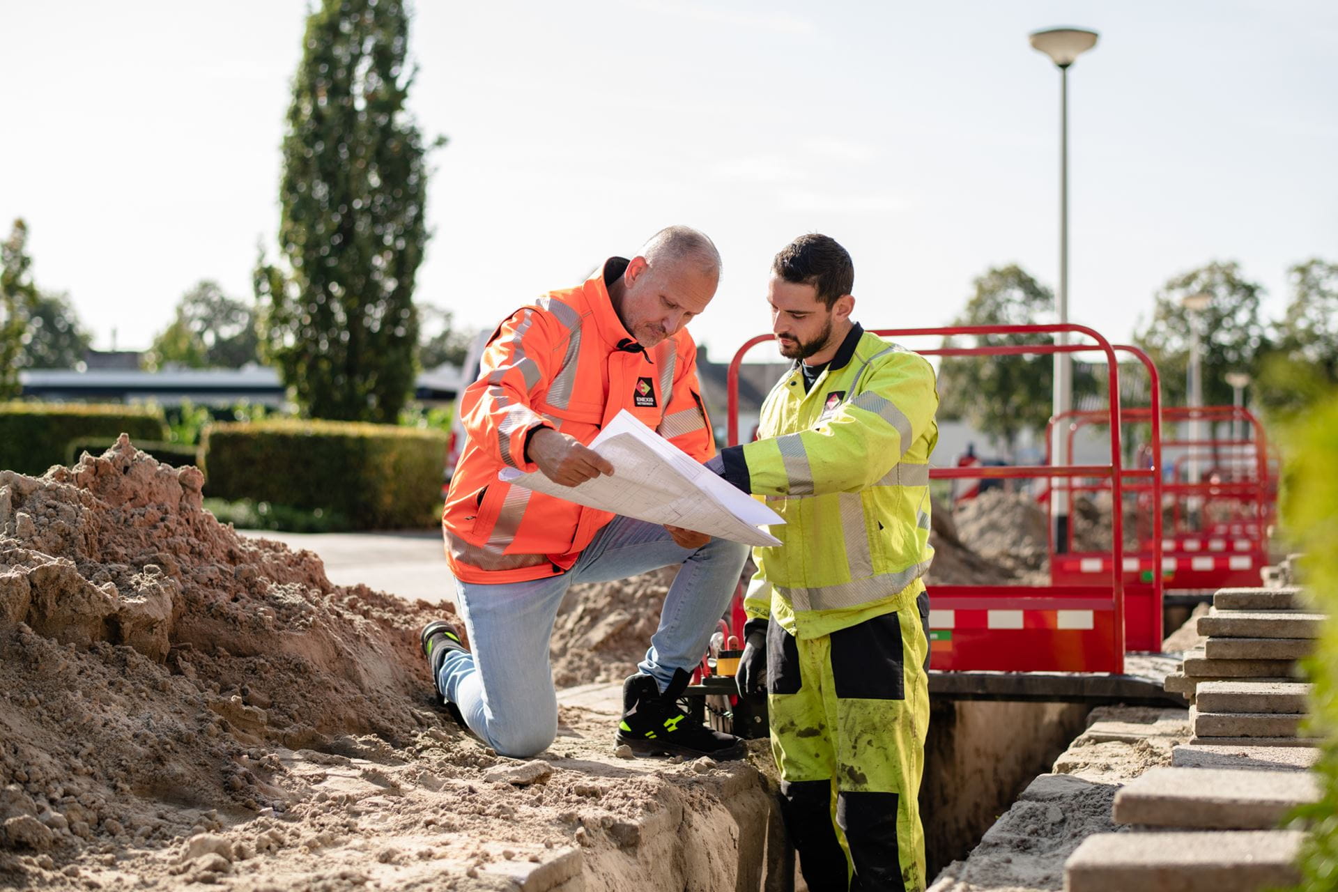 Twee Enexis monteurs zijn aan het overleggen Twee Enexis monteurs zijn aan het overleggen